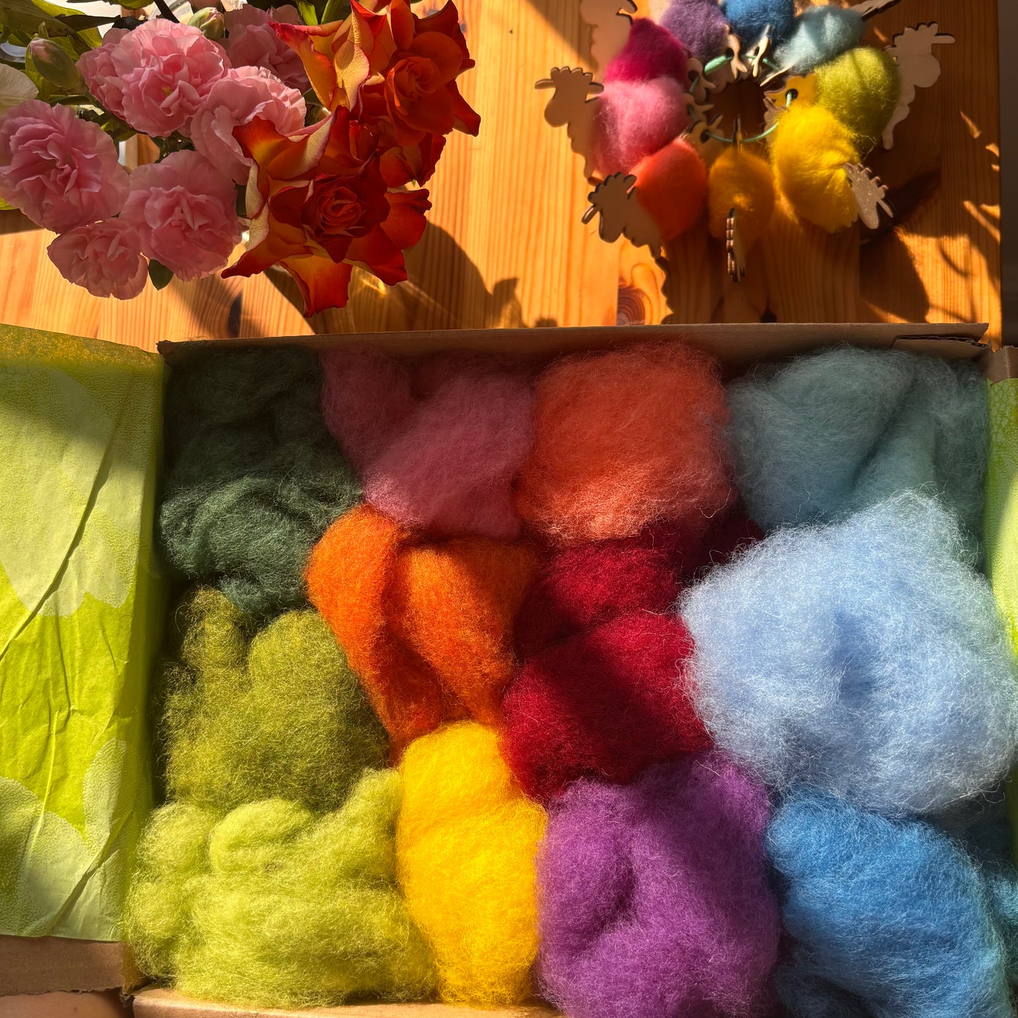 Woolly Wonder Box - 250g of felting wool in 12 different colours - The Makerss