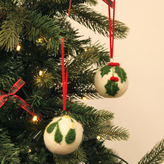 Holly and Mistletoe Bauble Small Needle Felt Kit - makes 2